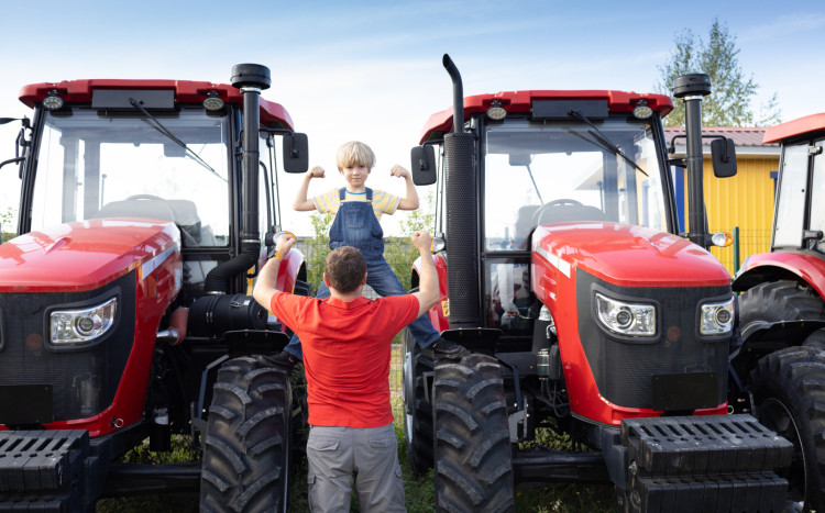 zdjęcie dziecka przy traktorze