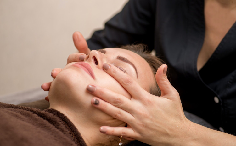 kobieta podczas masażu twarzy