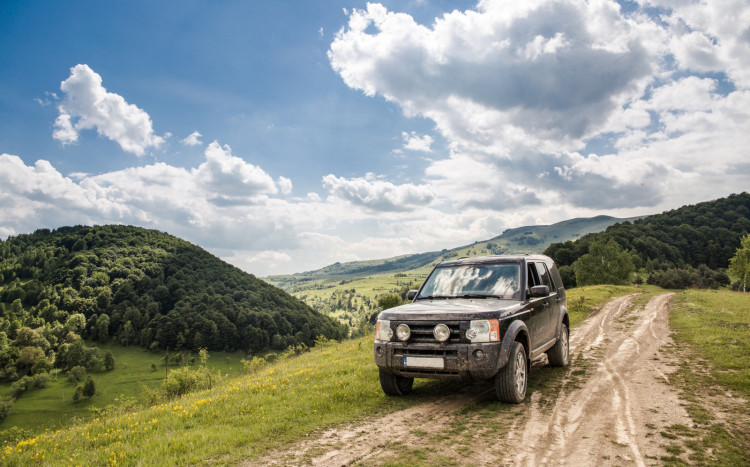 Land Rover podczas OFF ROADU wśród zielonych wzgórz