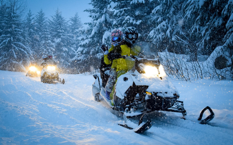 Przejazd na dwuosobowych skuterach śnieżnych przez zaśnieżony las