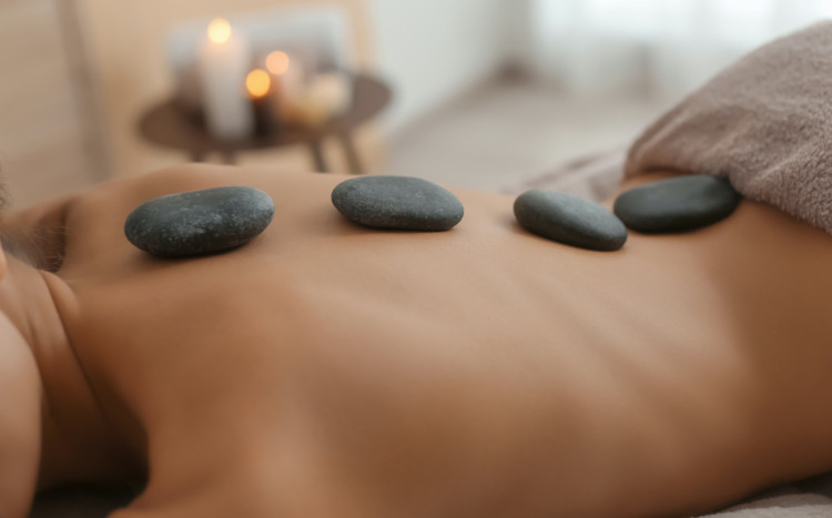 relaksujący masaż kamieniami