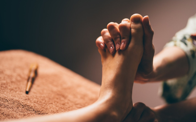 masaż palców u stóp