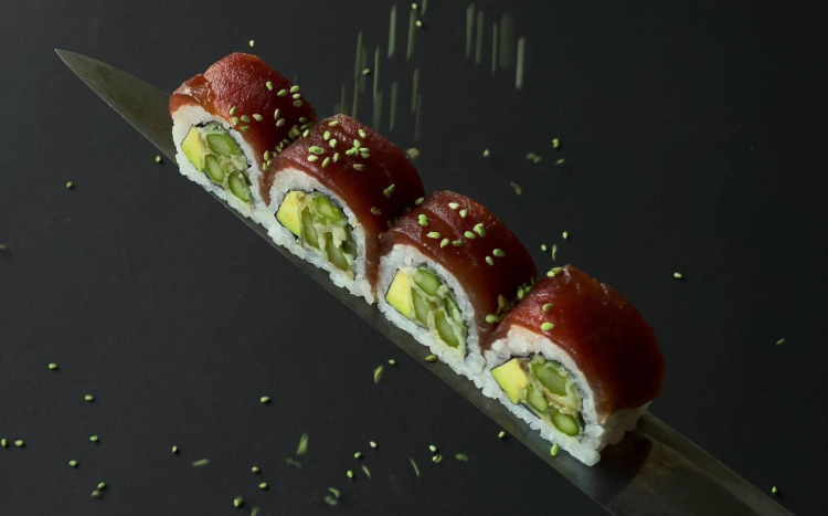 sushi posypywane przyprawami