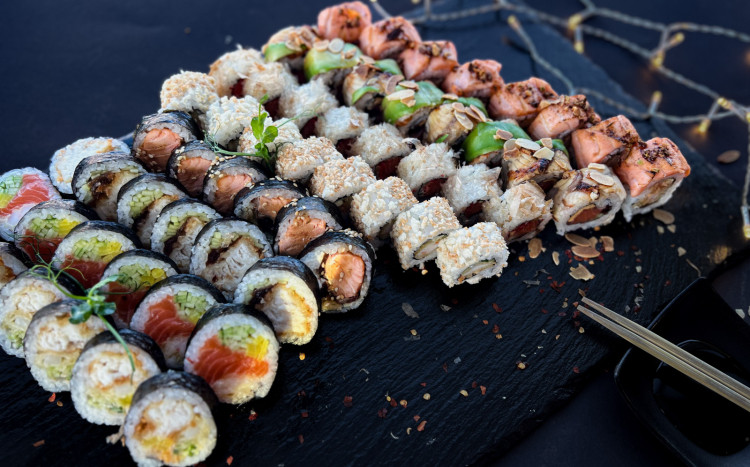 duży zestaw sushi