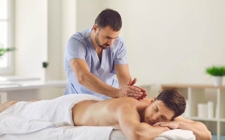 mężczyzna podczas masażu