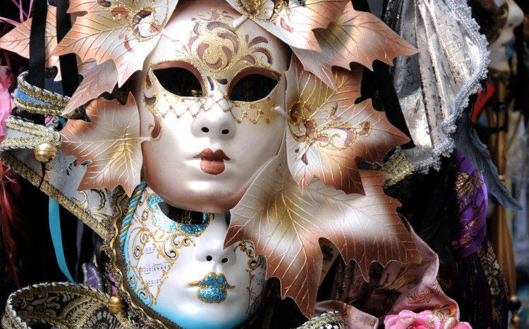 Kolorowe maski na bal karnawałowy