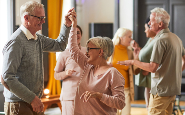 Starsze małżeństwo tańczy na potańcówce dla seniorów