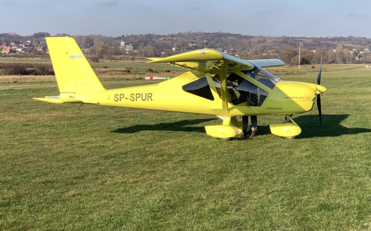 Żółty Aeroprakt A32 na zielonej trawie