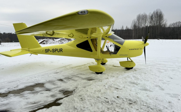 Żółty Aeroprakt A32 na śniegu