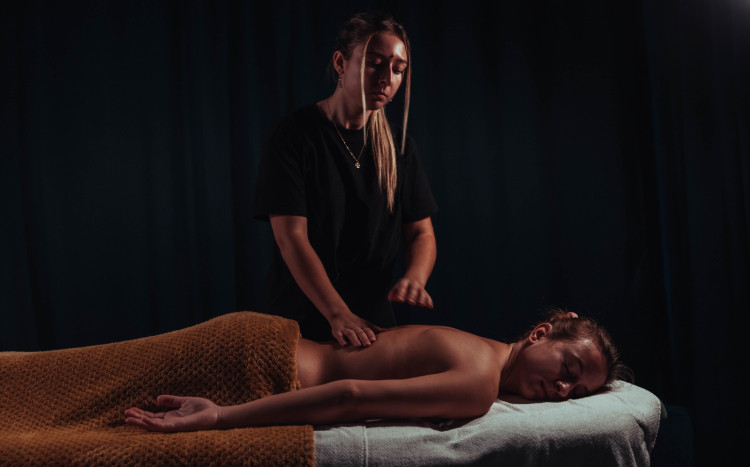 kobieta wykonująca relaksacyjny masaż