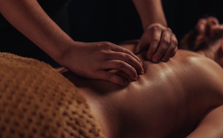 kobieta w czasie relaksującego masażu
