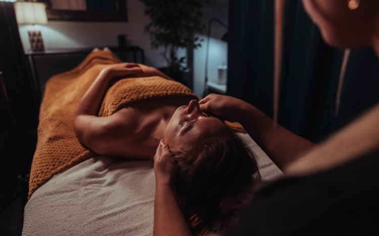 kobieta leżąca na leżance w czasie masażu