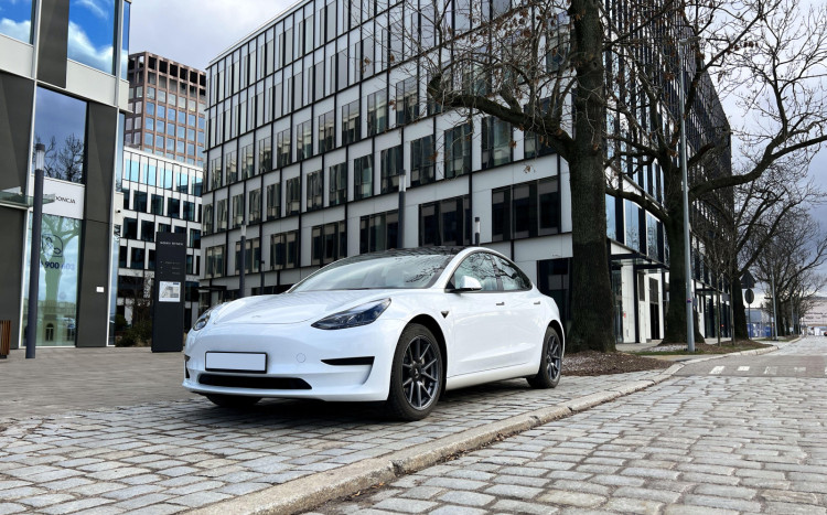 Zaparkowana Tesla