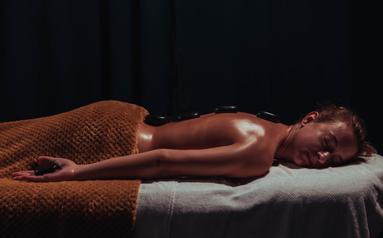 kobieta leżąca na leżance do masażu