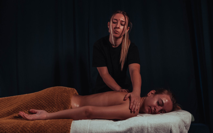 masażystka w salonie masażu