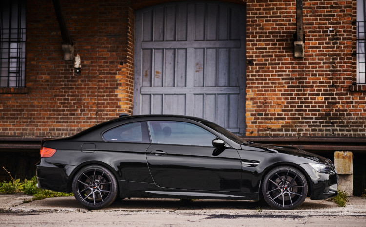 Czarne BMW widoczne z profilu