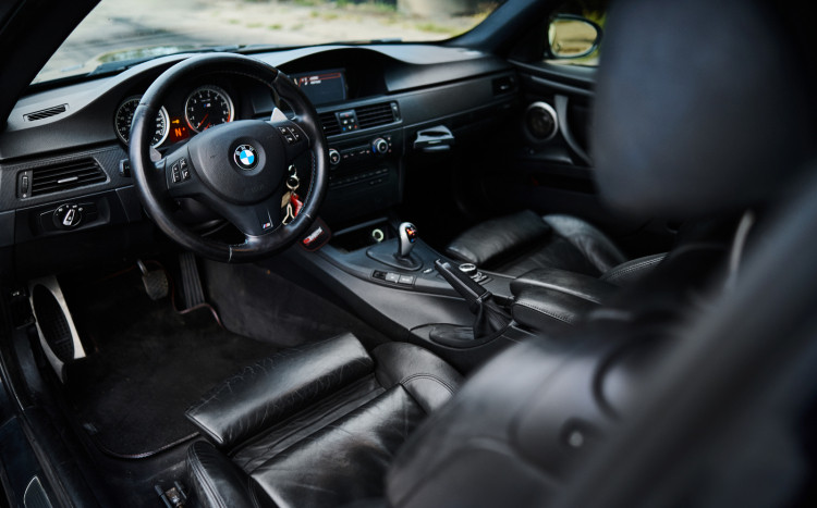 Wnętrze czarnego BMW