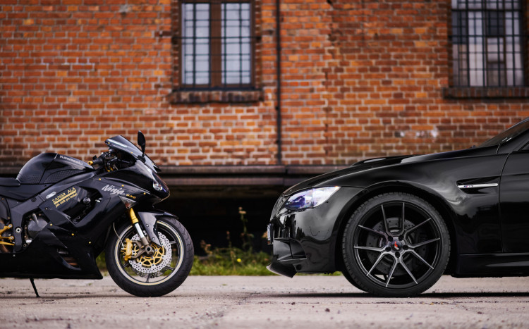 Zdjęcie przedstawiające motocykl i samochód