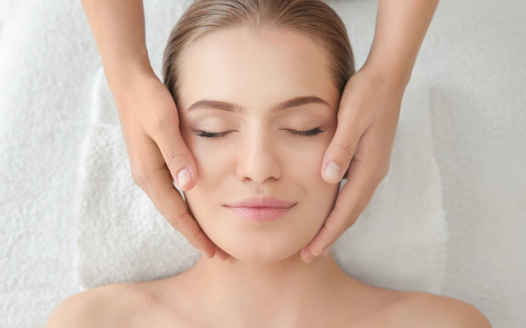 kobieta podczas masażu twarzy