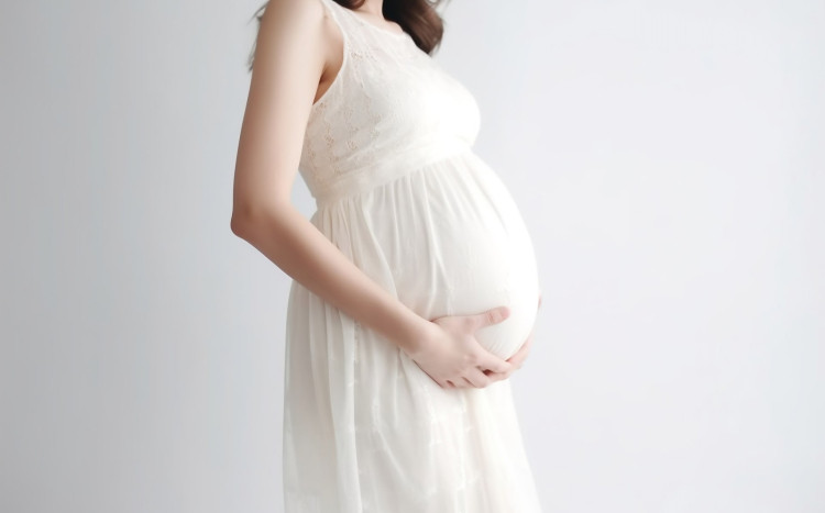 kobieta w ciąży obejmuje brzuch