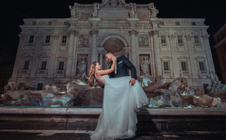 Nowe małżeństwo pozujące do zdjęcia w Rzymie
