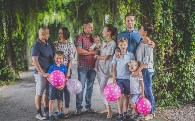 Duża rodzina dorosłych osób oraz dzieci z balonami 