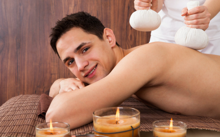 mężczyzna na masażu stemplami