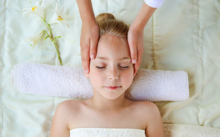 masaż głowy dla dziecka