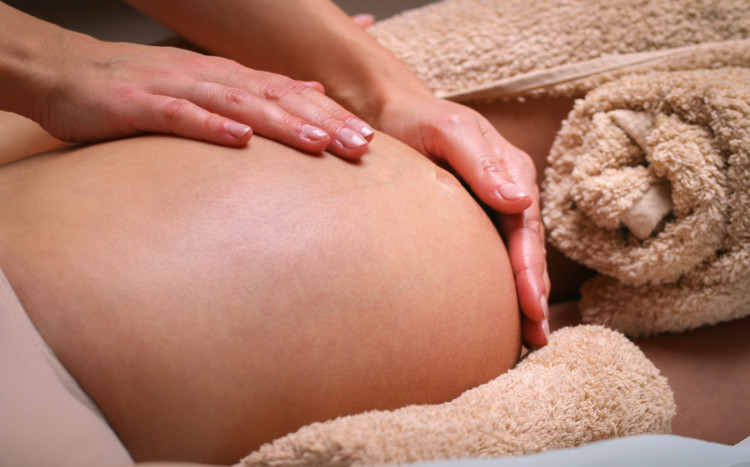 masaż brzucha ciążowego