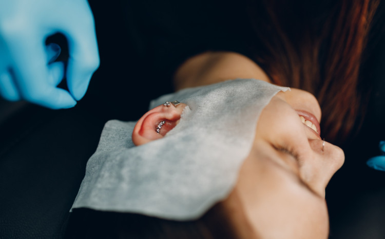 Ucho zabezpieczone tkaniną przed przekłuciem