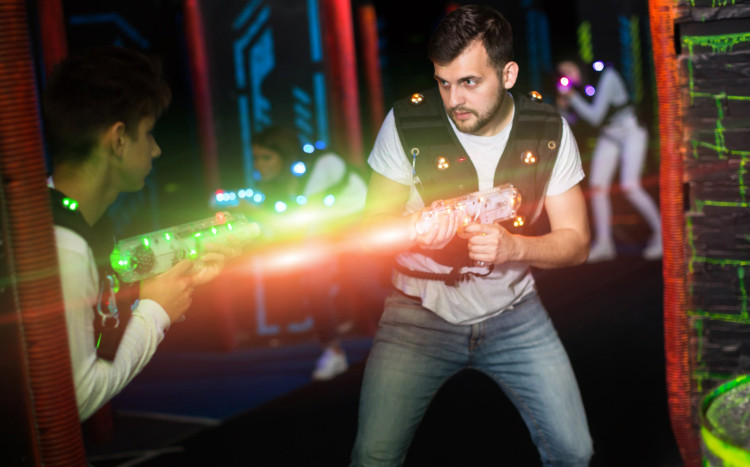 mężczyzna gra w laser tag