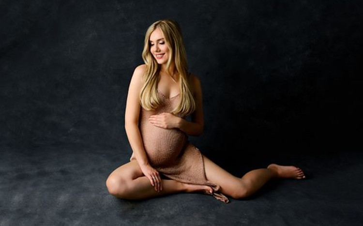 kobieta w ciąży pozuje do zdjęcia