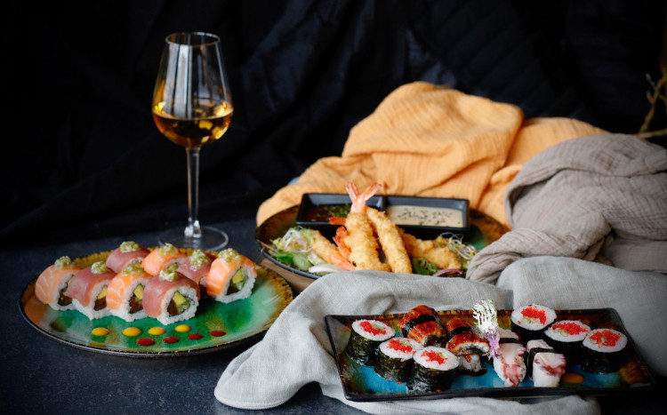 Zestaw sushi z winem i krewetkami w tempurze