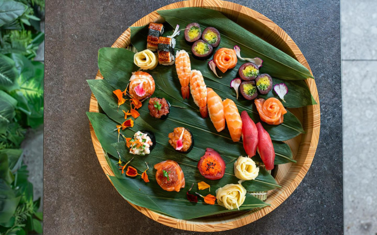Zestaw wielu rodzajów sushi na zielonych liściach