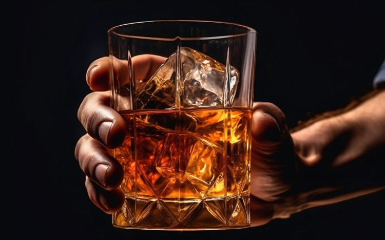 Kostki lodu w szklance z whisky