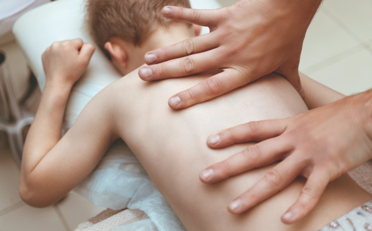 masaż pleców dziecka