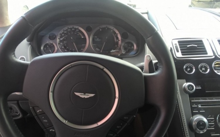 wnętrze Aston Martina DB9