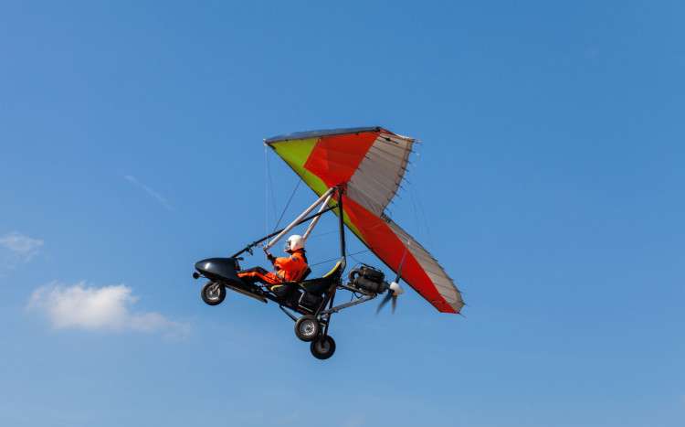 Osoba lecąca na motolotni z trzema kółkami