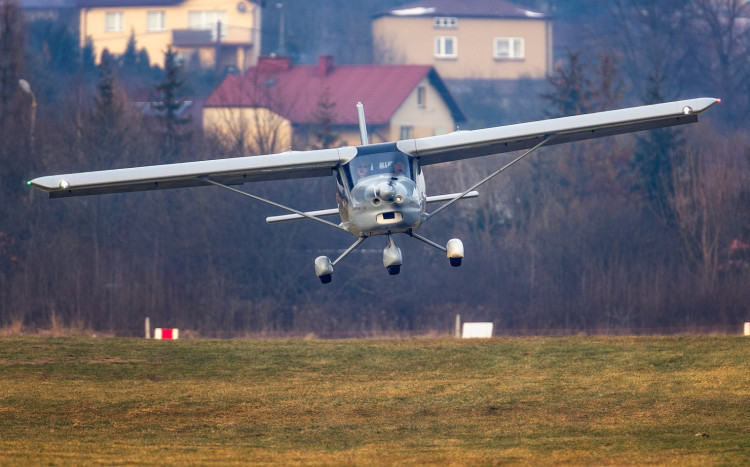 Startujący samolot ultralekki z pilotem i pasażerem