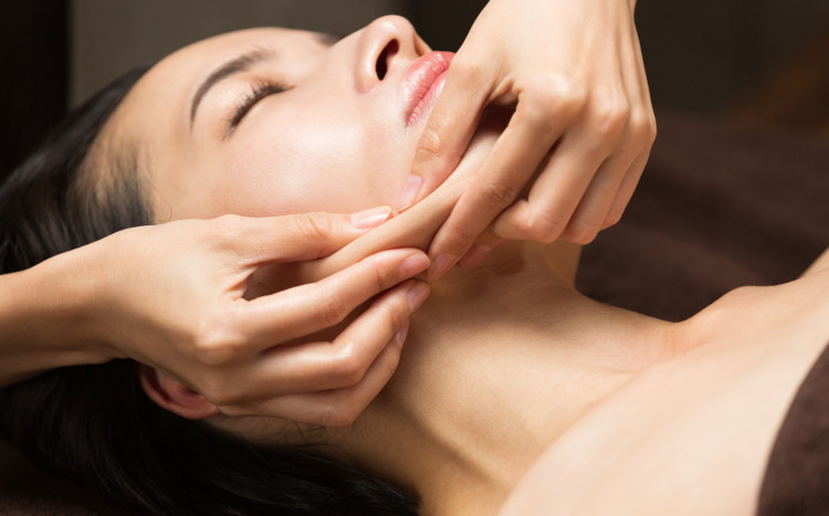 Ugniatanie skóry twarzy podczas masażu Kobido