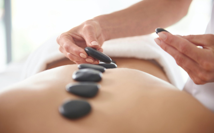 układanie kamieni do masażu na ciele