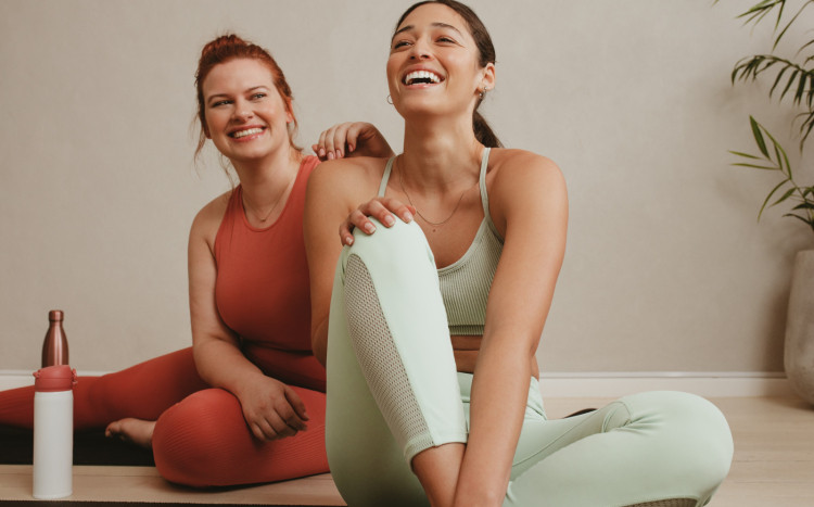Dwie szczęśliwe kobiety w strojach do jogi