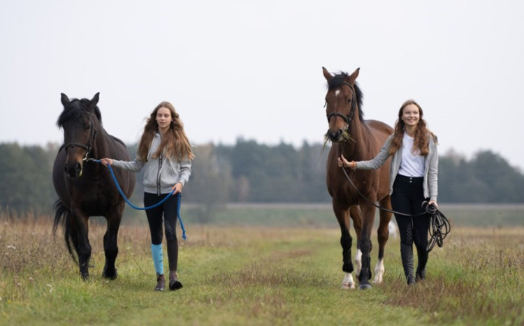 dziewczyny prowadzą konie