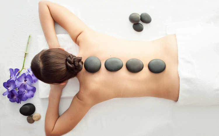 masaż ciała z użyciem kamieni