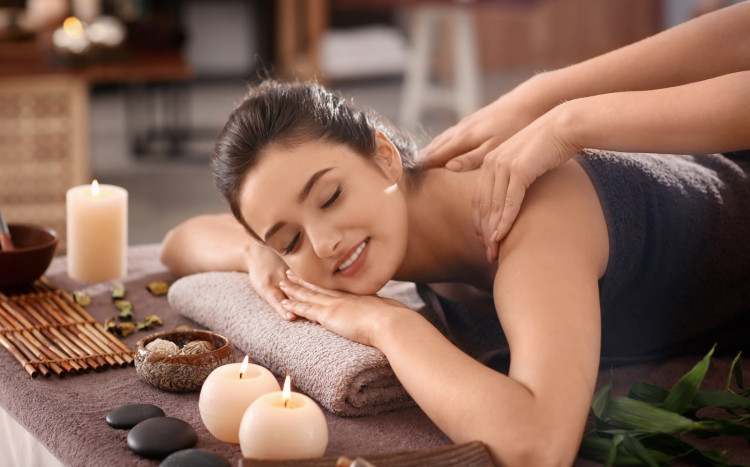 kobieta podczas masażu
