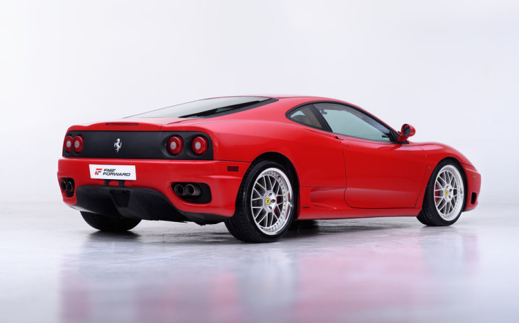 Ferrari Modena w kolorze czerwonym widziane od tyłu