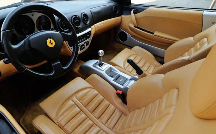 Wnętrze Ferrari, beżowa skóra i czarne elementy