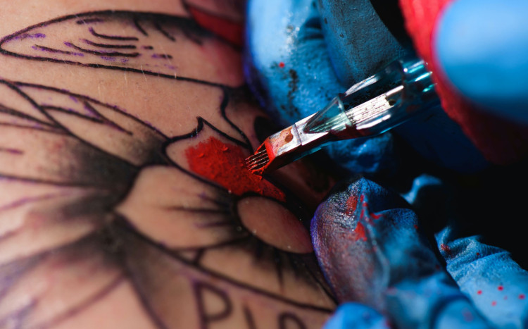 tworzenie kolorowego tatuażu