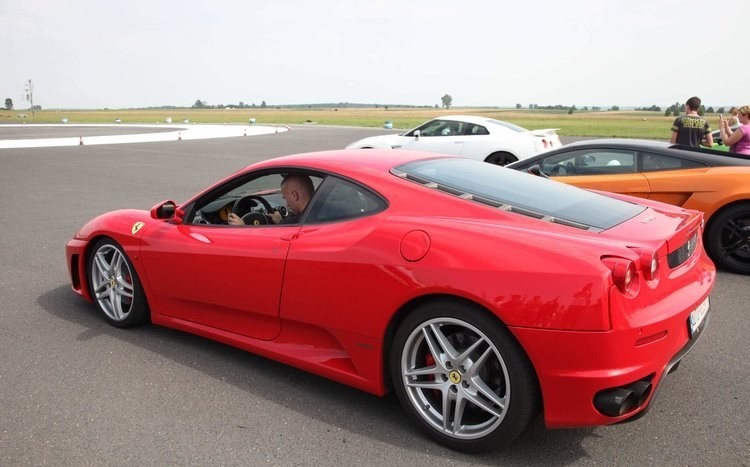Ujęcie na lewy bok czerwonego Ferrari