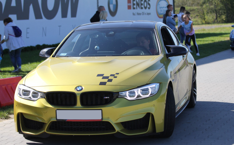 złote BMW M4